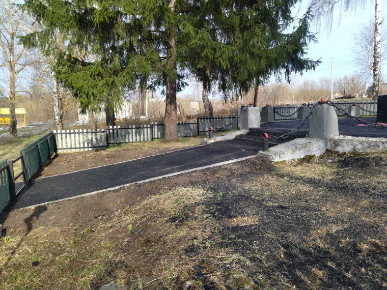 Заасфальтировали площадку около памятника. Заасфальтировали площадку около памятника.